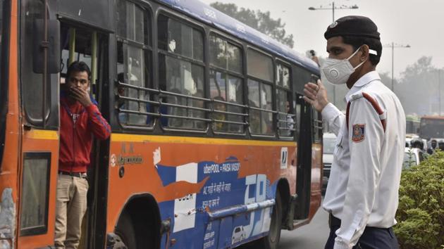 A traffic policeman puts on pollution mask while managing traffic on a smoggy day at ITO in New Delhi on Thursday. (Sonu Mehta/HT Photo) A traffic policeman puts on pollution mask while managing traffic on a smoggy day at ITO in New Delhi on Thursday. (Sonu Mehta/HT Photo)