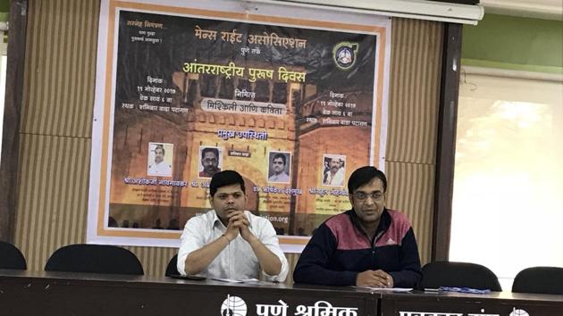 Mahesh Shinde (R), president of Men's Rights Association at the press conference in Pune announcing their programme to raise awareness about men’s rights.(HT PHOTO)