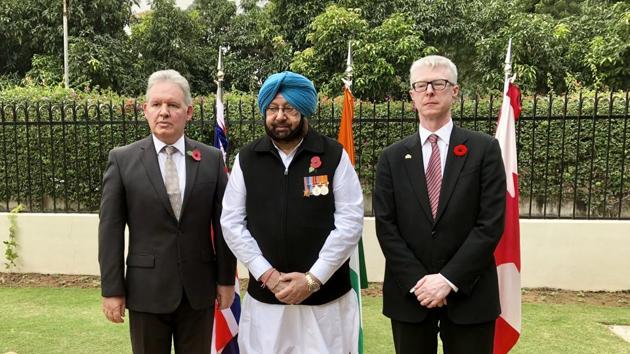 Captain Amarinder Singh flanked by British depty high commissioner Andrew Ayre (left) and consulate general of Canada Dr Christopher Gibbins during the Remembrance Day ceremony on Thursday.(Mukesh Rawat)