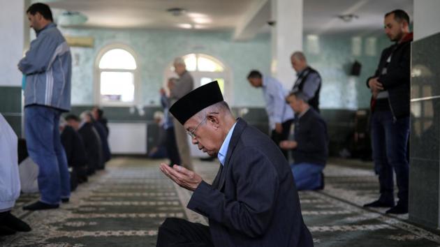 Men pray inside a temporary mosque in Serbia. In total, Serbia is home to around 230,000 Muslims, accounting for some 3.1% of the population, concentrated mainly in the south-western Sandzak region that borders Bosnia, Kosovo and Montenegro. (Marko Djurica / REUTERS) Men pray inside a temporary mosque in Serbia. In total, Serbia is home to around 230,000 Muslims, accounting for some 3.1% of the population, concentrated mainly in the south-western Sandzak region that borders Bosnia, Kosovo and Montenegro. (Marko Djurica / REUTERS)
