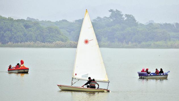 Chandigarh recorded 22.5 degrees Celsius, season’s lowest temperature, on Thursday, five notches below normal. (Anil DayaL/HT)