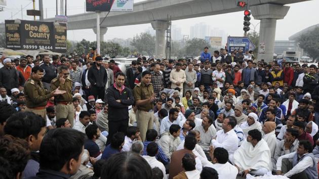 Around 150 people gathered at the Sector 71 intersection on Friday morning, demanding immediate action on the issue. (Sunil Ghosh/HT Photo) Around 150 people gathered at the Sector 71 intersection on Friday morning, demanding immediate action on the issue. (Sunil Ghosh/HT Photo)
