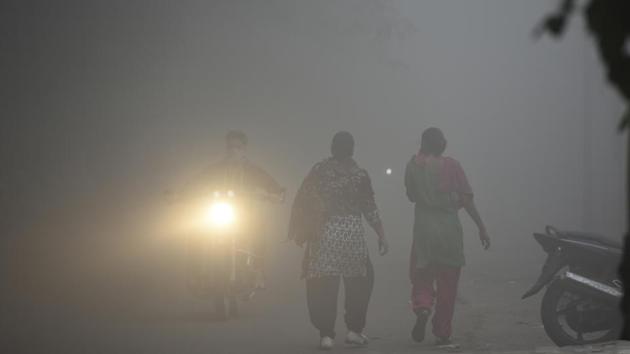 After a week in the ‘severe+’ category, the quality of air in Delhi has been improving since Wednesday. (Sushil Kumar/HT PHOTO) After a week in the ‘severe+’ category, the quality of air in Delhi has been improving since Wednesday. (Sushil Kumar/HT PHOTO)