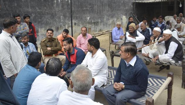 Relatives and friends of Kumar at his residence. (Sakib Ali/HT Photo) Relatives and friends of Kumar at his residence. (Sakib Ali/HT Photo)