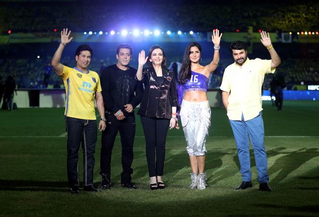 Sachin Tendulkar, Salman Khan, Nita Ambani, Katrina Kaif and Mammootty wave at the crowd. (ISL / SPORTZPICS) 