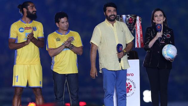 Mammootty hands over the match-ball to Nita Ambani during the opening ceremony. (ISL / SPORTZPICS) 