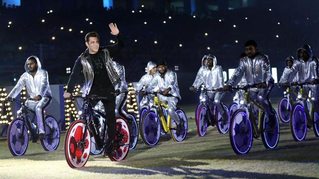 Salman Khan makes a dramatic entry for the opening ceremony of Indian Super League. (ISL / SPORTZPICS) 