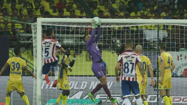 Paul Rachubka of Kerala Blasters FC claims the high ball during match 1 of the Indian Super League between Kerala Blasters FC and Atletico de Kolkata FC held at the Jawaharlal Nehru Stadium in Kochi. (ISL / SPORTZPICS) 