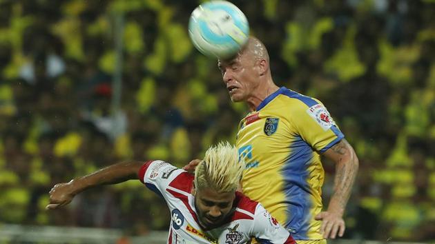 Iain Hume of Kerala Blasters FC and Prabir Das of Atletico de Kolkata FC during match 1 of the Indian Super League between Kerala Blasters FC and Atletico de Kolkata FC held at the Jawaharlal Nehru Stadium in Kochi.  (ISL / SPORTZPICS) 