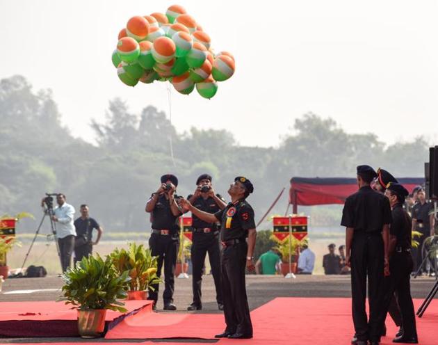 Manoj Pande, the Chief of Staff of Southern Command, releases the tri-colour balloons at the opening ceremony of the Southern Star Horse Show, 2017 at Pune Race Course on Thursday.  (Sanket Wankhade/HT PHOTO) 