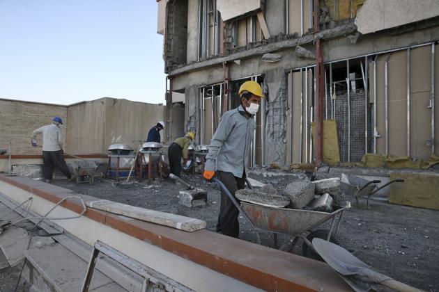 Workers clear debris from the earthquake damaged Imam Khomeini hospital in the town of Eslamabad, western Iran, Thursday, Nov. 16, 2017.(AP)