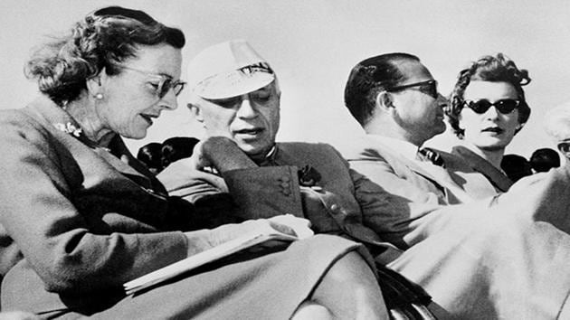 Pandit Jawaharlal Nehru (2L) talks with Lady Mountbatten during a display at the New Delhi Glider Club on 27 February 1959.(AFP)