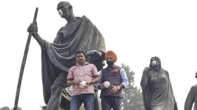 MLAs Kapil Misra and Manjinder Singh Sirsa put anti-pollution masks on the statues of Mahatma Gandhi and his followers at Gyarah Murti in New Delhi on Thursday. (HT Photo) MLAs Kapil Misra and Manjinder Singh Sirsa put anti-pollution masks on the statues of Mahatma Gandhi and his followers at Gyarah Murti in New Delhi on Thursday. (HT Photo)