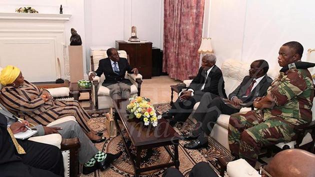 President Robert Mugabe (C) in a meeting with the ZDF Commander General Constantino Chiwenga, South African Minister of Defence Minister Nosiviwe Mapisa-Nqakula (in yellow head gear), Zimbabwe Defence Minister Dr Sydney Sekeramayi and Zimbabwe State Security Minister Cde Kembo Mohadi at State House in Harare, Zimbabwe November 16, 2017. (REUTERS Photo) President Robert Mugabe (C) in a meeting with the ZDF Commander General Constantino Chiwenga, South African Minister of Defence Minister Nosiviwe Mapisa-Nqakula (in yellow head gear), Zimbabwe Defence Minister Dr Sydney Sekeramayi and Zimbabwe State Security Minister Cde Kembo Mohadi at State House in Harare, Zimbabwe November 16, 2017. (REUTERS Photo)