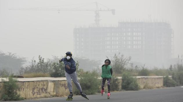 Delhi witnessed a spell of smog last week, which saw the city’s air quality dipping to emergency levels. (Vipin Kumar/HT PHOTO) Delhi witnessed a spell of smog last week, which saw the city’s air quality dipping to emergency levels. (Vipin Kumar/HT PHOTO)