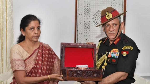 Defence minister Nirmala Sitharaman with Army chief Gen Bipin Singh Rawat showing an urn containing the soil of the grave of two Indian soldiers of 39 Garhwal Rifles who lost their lives during WWI in France, in New Delhi on Tuesday.(PTI Photo)