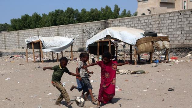 Displaced Yemeni children play with a ball next to their makeshift shelter in an empty lot in the Yemeni coastal city of Hodeidah on November 16, 2017. (AFP Photo) Displaced Yemeni children play with a ball next to their makeshift shelter in an empty lot in the Yemeni coastal city of Hodeidah on November 16, 2017. (AFP Photo)