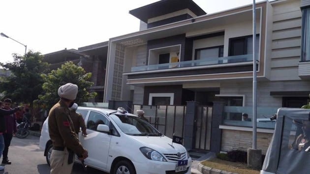 Police standing outside the house of car jacking victim at Holy City Colony in Amritsar on Saturday. (HT Photo) Police standing outside the house of car jacking victim at Holy City Colony in Amritsar on Saturday. (HT Photo)