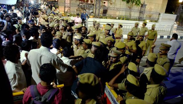 Police and media persons out side the former Tamil Nadu chief minister J Jayalalithaa's residence at Poes Garden where an IT raid was conducted on Friday night(PTI)