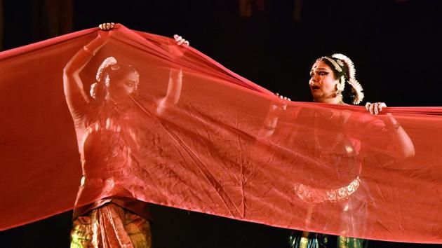 Prasiddha Dance Repertory presents ‘Silk Sutra: Dance Of The Weaves’ during Day 3 of the ‘11th Delhi International Arts Festival 2017’ at Kamani Auditorium. (Sonu Mehta / HT Photo) Prasiddha Dance Repertory presents ‘Silk Sutra: Dance Of The Weaves’ during Day 3 of the ‘11th Delhi International Arts Festival 2017’ at Kamani Auditorium. (Sonu Mehta / HT Photo)