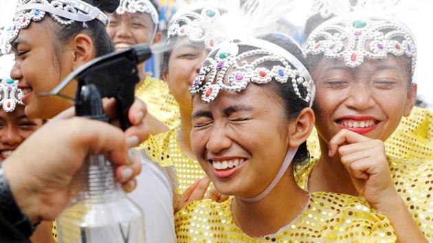 Filipino student dancers are sprayed with cold water before performing during the arrival of leaders attending the Association of Southeast Asian Nations (ASEAN) Summit and related meetings in Clark, Pampanga, northern Philippines on November 12, 2017. (Erik De Castro / REUTERS) 