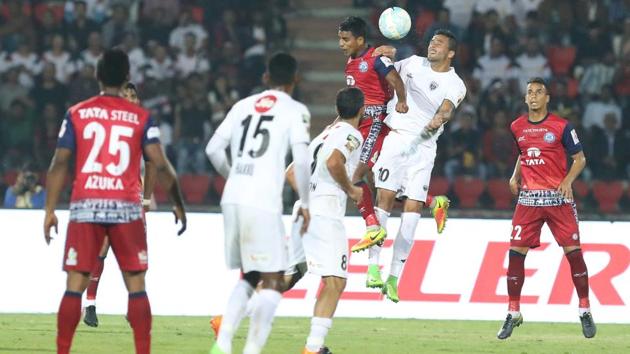 The sending off livened up the game to an extent. (ISL / SPORTZPICS) The sending off livened up the game to an extent. (ISL / SPORTZPICS)