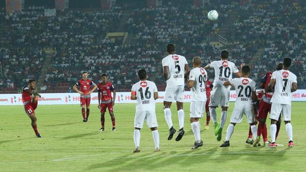 Izu Azuka of Jamshedpur FC tries to score from a free-kick.  (ISL / SPORTZPICS) 
