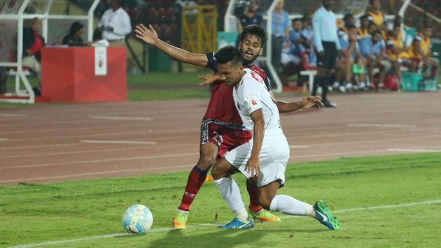 Souvik Chakrabarti of Jamshedpur FC vies for the ball.  (ISL / SPORTZPICS) 