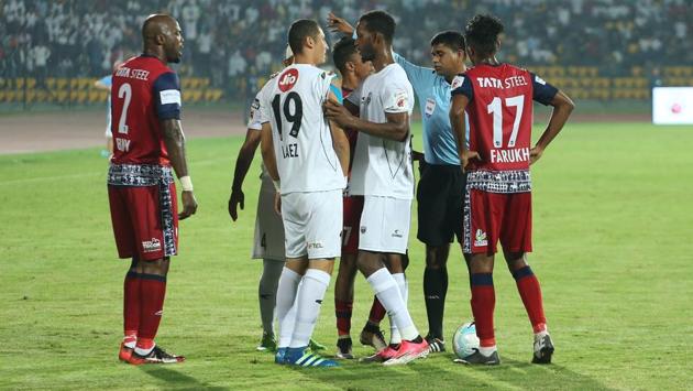 Andre Bikey of Jamshedpur FC got sent off late in the second half.  (ISL / SPORTZPICS) 
