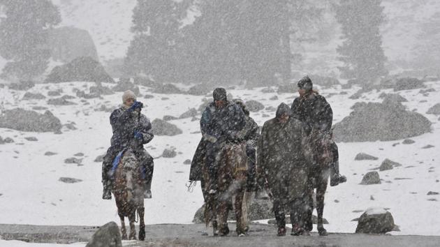 Tourists enjoying season’s first snowfall in Sonamarg near from Srinagar. (Waseem Andrabi/HT) Tourists enjoying season’s first snowfall in Sonamarg near from Srinagar. (Waseem Andrabi/HT)