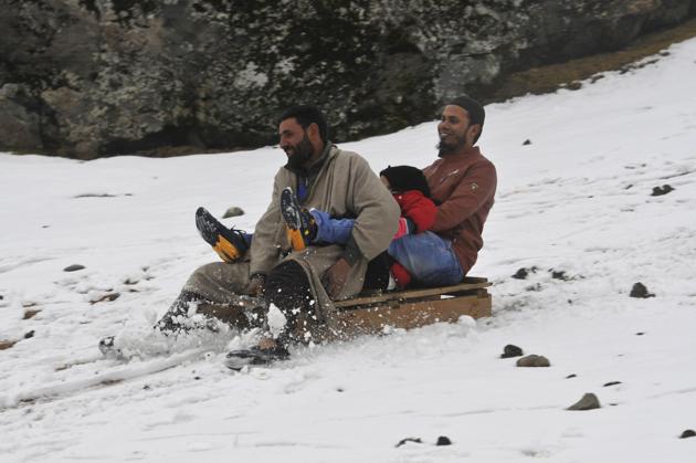 Several higher reaches of Kashmir experienced snowfall and traffic movement on the famed Mughal Road, which connects the Jammu region to the Valley cutting across the Pir Panjal mountain ranges, was halted. (waseem andrabi/ht) Several higher reaches of Kashmir experienced snowfall and traffic movement on the famed Mughal Road, which connects the Jammu region to the Valley cutting across the Pir Panjal mountain ranges, was halted. (waseem andrabi/ht)
