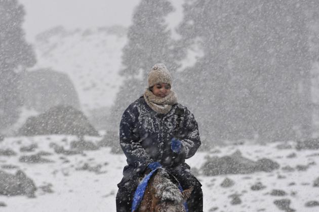The famous ski resort of Gulmarg in north Kashmir, is experiencing snowfall at a minimum temperature of minus 3.8°C. Uri in north Kashmir also experienced fist snowfall of the season. (waseem andrabi/ht) The famous ski resort of Gulmarg in north Kashmir, is experiencing snowfall at a minimum temperature of minus 3.8°C. Uri in north Kashmir also experienced fist snowfall of the season. (waseem andrabi/ht)