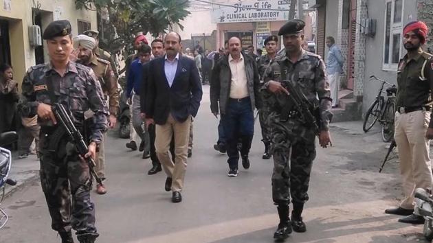 NIA officers and local police outside RSS leader Ravinder Gosain house, where he was murdered last month, in Ludhiana on Saturday. (HT Photo) NIA officers and local police outside RSS leader Ravinder Gosain house, where he was murdered last month, in Ludhiana on Saturday. (HT Photo)