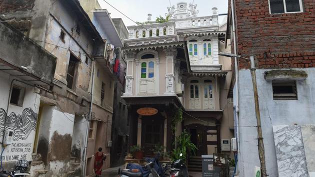 A heritage home in crowded in by more recent buildings in an overbuilt urban locale of Ahmedabad. Once grand havelis --beautiful multi-level wooden mansions-- are being rented out to migrants and businesses looking for warehouse space. (Sam Panthaky / AFP) A heritage home in crowded in by more recent buildings in an overbuilt urban locale of Ahmedabad. Once grand havelis --beautiful multi-level wooden mansions-- are being rented out to migrants and businesses looking for warehouse space. (Sam Panthaky / AFP)