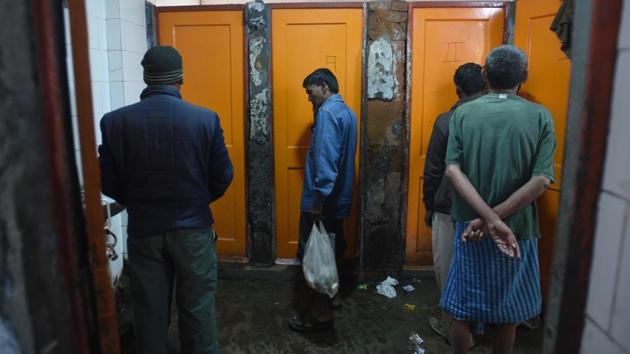 People wait outside a toilet at the Lahori Gate night shelter in New Delhi on Saturday.(Ravi Choudhary/HT PHOTO) People wait outside a toilet at the Lahori Gate night shelter in New Delhi on Saturday.(Ravi Choudhary/HT PHOTO)