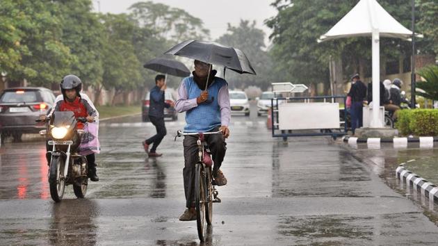 Gurgaon and parts of the national capital saw drizzles on Friday, bringing some respite from the smog and pollution that has clouded the region for over a week. (Sanjeev Verma / HT Photo) Gurgaon and parts of the national capital saw drizzles on Friday, bringing some respite from the smog and pollution that has clouded the region for over a week. (Sanjeev Verma / HT Photo)