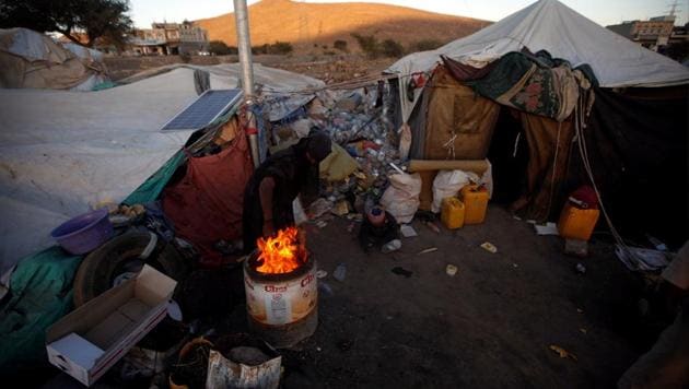 A displaced Yemeni woman ligths a fire in a makeshift camp near Sanaa, Yemen November 17, 2017. (REUTERS Photo) A displaced Yemeni woman ligths a fire in a makeshift camp near Sanaa, Yemen November 17, 2017. (REUTERS Photo)