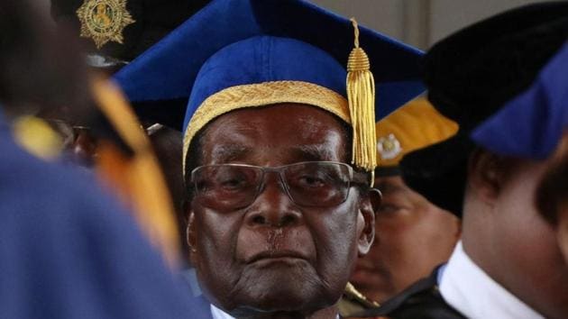 Zimbabwe President Robert Mugabe attends a university graduation ceremony in Harare, Zimbabwe on November 17, 2017. The 93-year old president made his first public appearance after days of speculation over his future, following a military takeover claiming to purge corruption had him under house arrest. (Philimon Bulawayo / REUTERS) 