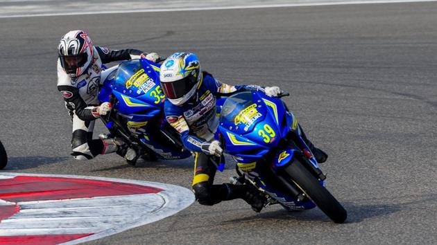 Action from the Suzuki Gixxer Cup race at the JK Tyre-FMSCI National Racing Championship final round at Buddh International Circuit in Greater Noida on Sunday.(HT Photo)