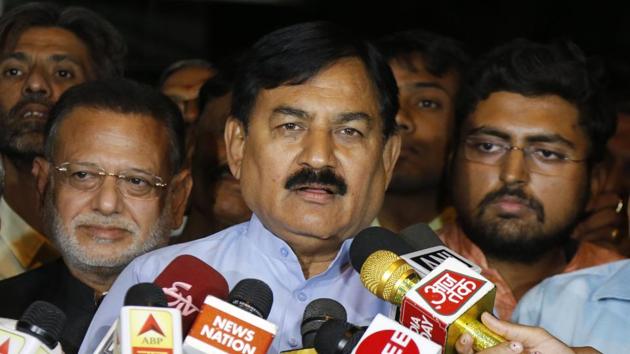 Gujarat Congress president Bharatsinh Solanki addresses media after a meeting with Patidar Anamat Andolan Samiti (PAAS) leaders in Ahmedabad, Gujarat. (Siddharaj Solanki/HT Photo) Gujarat Congress president Bharatsinh Solanki addresses media after a meeting with Patidar Anamat Andolan Samiti (PAAS) leaders in Ahmedabad, Gujarat. (Siddharaj Solanki/HT Photo)