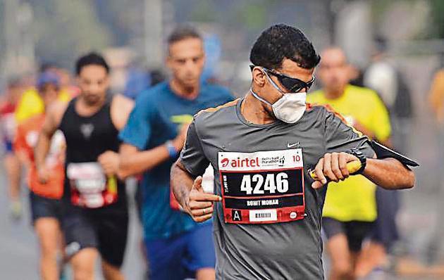 The runners — many of whom were in masks and wore portable air-purifiers — felt the effect of pollution. (Sanchit Khanna/HT PHOTO) The runners — many of whom were in masks and wore portable air-purifiers — felt the effect of pollution. (Sanchit Khanna/HT PHOTO)