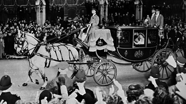 Princess Elizabeth and her husband Philip are cheered by the crowd as they travel in a coach after their wedding ceremony. Elizabeth first met Philip, a naval officer and the son of Prince Andrew of Greece, as they attended the wedding of Philip’s cousin in 1934. (AFP Photo) Princess Elizabeth and her husband Philip are cheered by the crowd as they travel in a coach after their wedding ceremony. Elizabeth first met Philip, a naval officer and the son of Prince Andrew of Greece, as they attended the wedding of Philip’s cousin in 1934. (AFP Photo)
