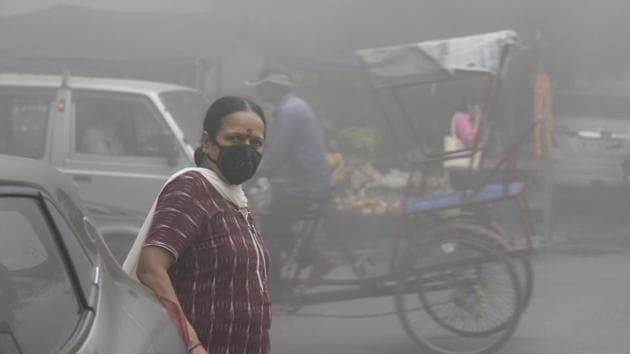 A woman wears a face mask due to smog at Mayur Vihar in New Delhi, on November 8, 2017. Delhi suffered poor air quality for a week at the start of November, triggering a political slugfest over who was responsible. (Sushil Kumar/HT Photo) A woman wears a face mask due to smog at Mayur Vihar in New Delhi, on November 8, 2017. Delhi suffered poor air quality for a week at the start of November, triggering a political slugfest over who was responsible. (Sushil Kumar/HT Photo)