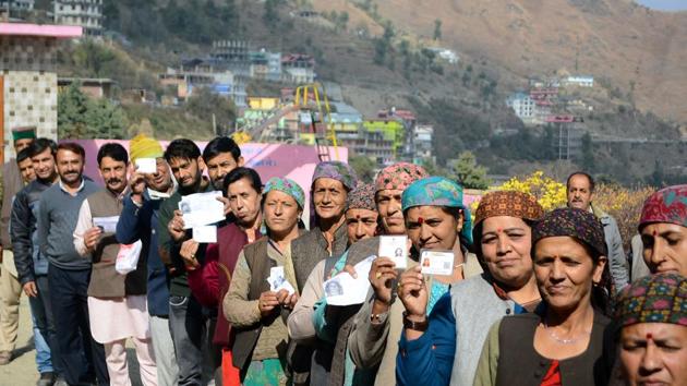 People wait to cast their votes for Himachal assembly elections at Theog in Shimla district, Shimla on November 09 2017.(Deepak Sansta/HT File Photo)