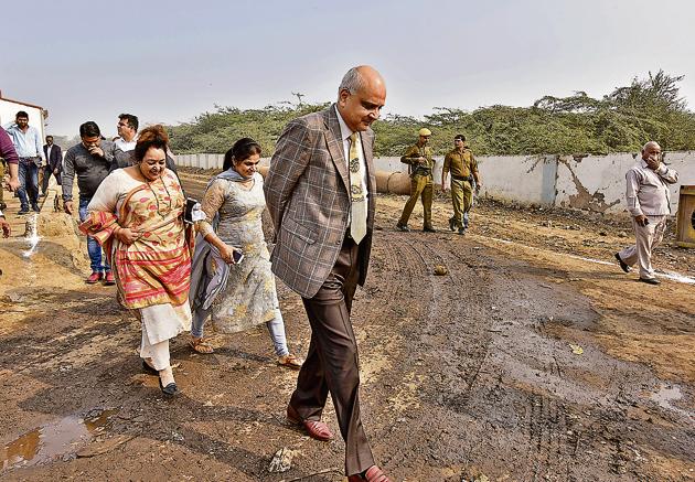 Anand Mohan Sharan, principal secretary (centre), Haryana with Gurgaon Mayor Madhu Azad (L) and Faridabad Mayor Suman Bala(R)at the Bandhwari landfill on Sunday.(Sanjeev Verma/HT PHOTO) Anand Mohan Sharan, principal secretary (centre), Haryana with Gurgaon Mayor Madhu Azad (L) and Faridabad Mayor Suman Bala(R)at the Bandhwari landfill on Sunday.(Sanjeev Verma/HT PHOTO)