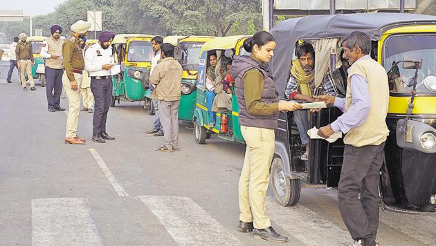 Mohali police checking records of autos and drivers at a naka in Phase 11 on Saturday. As many as 1,500 three-wheelers were checked in Mohali and 2,000 in Chandigarh, a day after a 21-year-old woman was gangraped in Sector 53.(Sushil Prajapati/HT)