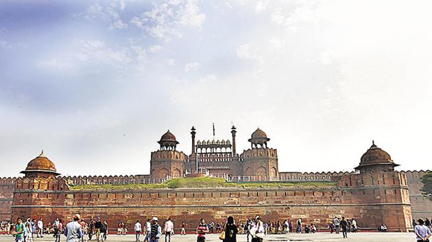 Tourists enjoy a clean weather morning on Saturday. The air quality further improved on Sunday but still remained poor. (Sonu Mehta/HT PHOTO) Tourists enjoy a clean weather morning on Saturday. The air quality further improved on Sunday but still remained poor. (Sonu Mehta/HT PHOTO)