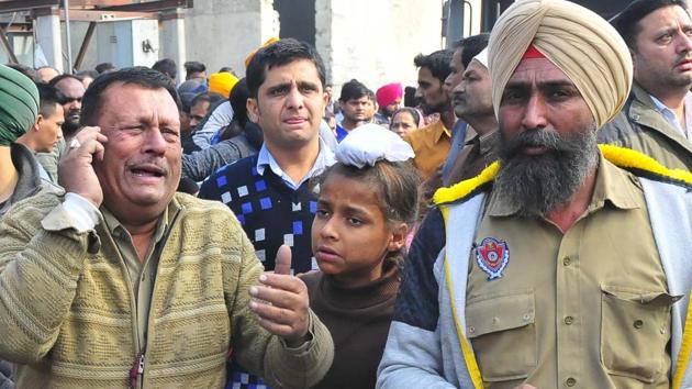 Police is pegging the number of trapped people to be around 8-10. (Gurpreet Singh/HT)