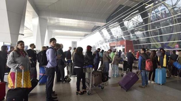 Delhi-bound flights have been delayed, rescheduled due to dense fog at T3 Indira Gandhi International Airport , in New Delhi on December 8, 2016.(Sanjeev Verma/HT PHOTO)