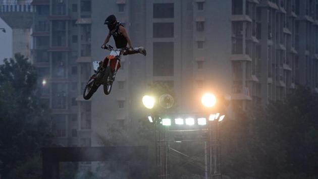 There were also some riders who ‘freestyled’ before the actual racing event started. (Pratham Gokhale/HT Photo) 
